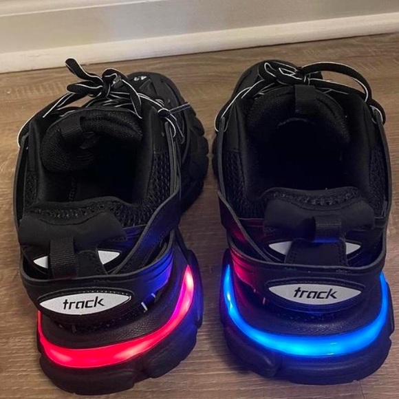 I’m selling these worn once Balenciaga size Eu 43 or 9-10 I got the box - Picture 3 of 6